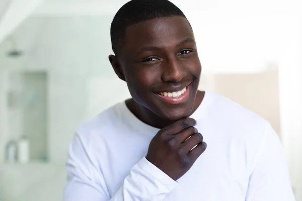 Retrato Homem Americano Africano Feliz Sorrindo Para Câmera Banheiro Inclusividade — Fotografia de Stock