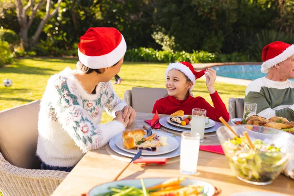 Família Caucasiana Passar Tempo Juntos Ter Árvore Natal Jardim Natal — Fotografia de Stock