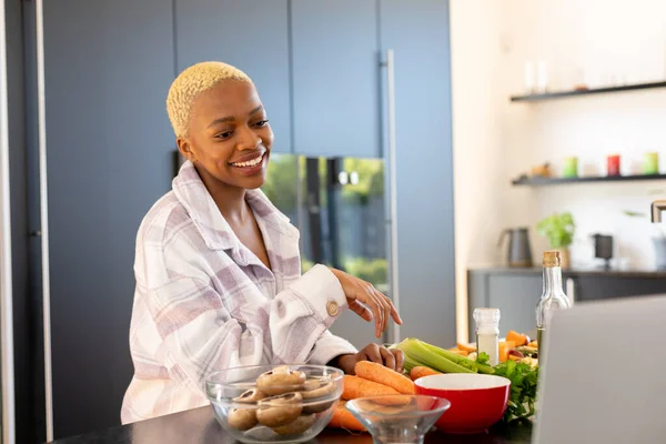 Mulher Americana Africana Feliz Cozinhar Cozinha Usando Laptop Passar Tempo — Fotografia de Stock