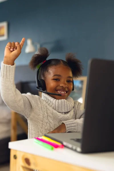Κάθετη Εικόνα Της Χαρούμενης Αφροαμερικανής Μαθαίνοντας Χρησιμοποιώντας Tablet Στο Σπίτι — Φωτογραφία Αρχείου