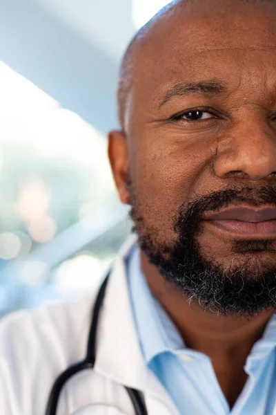 Vertikala Hälften Ansikte Porträtt Leende Afrikansk Amerikansk Manlig Läkare Sjukhuskorridoren — Stockfoto