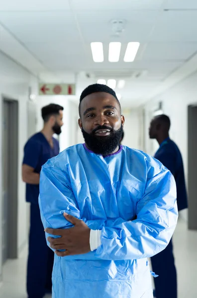 Verticaal Portret Van Lachende Biraciale Mannelijke Gezondheidswerker Drukke Ziekenhuisgang Kopieerruimte — Stockfoto