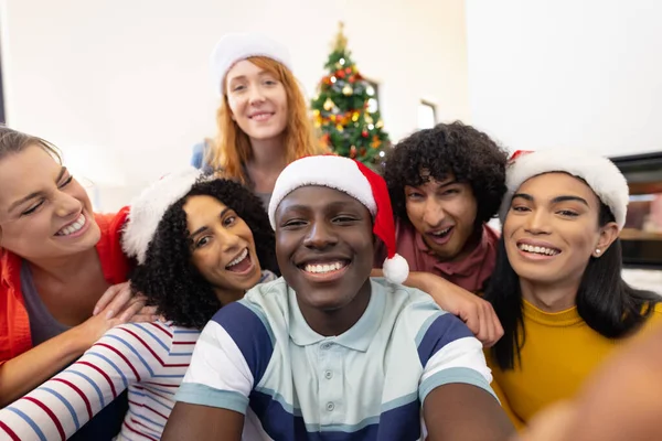 Retrato Amigos Felices Diversos Con Sombreros Santa Navidad Navidad Celebración — Foto de Stock