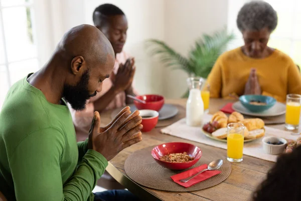 朝食前に祈る幸せな多世代のアフリカ系アメリカ人の家族のイメージ 家族と一緒に質の高い時間を過ごすコンセプト — ストック写真