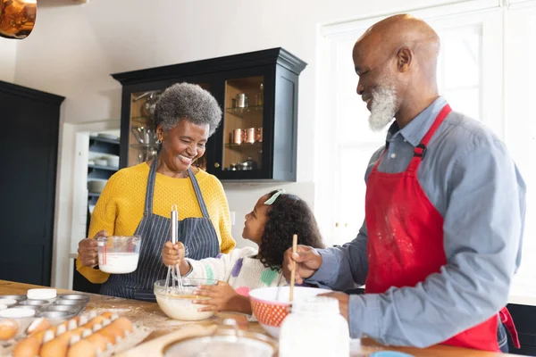 Bild Glada Afrikanska Amerikanska Morföräldrar Och Barnbarn Bakning Köket Familj — Stockfoto
