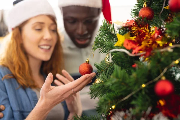 Felices Amigos Diversos Con Sombreros Santa Adornando Árbol Navidad Navidad — Foto de Stock