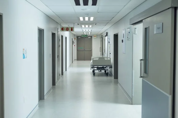 可移动的病床在空旷的医院走廊内 复制空间 医疗和保健服务 — 图库照片