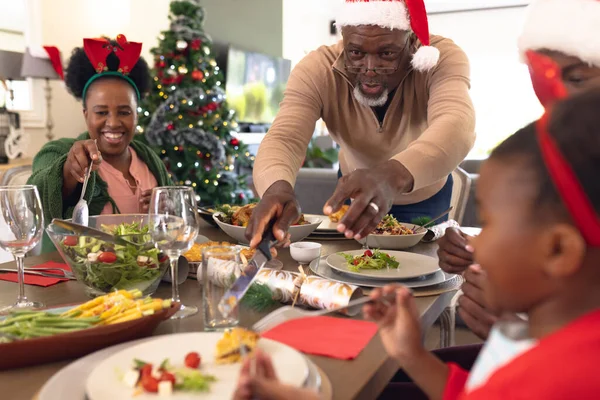 Šťastná Africká Americká Rodina Tráví Čas Spolu Mají Vánoční Jídlo — Stock fotografie