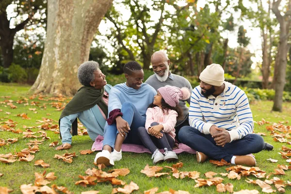 Bild Lycklig Afrikansk Amerikansk Flergenerationsfamilj Höstträdgården Familj Och Tillbringa Kvalitetstid — Stockfoto