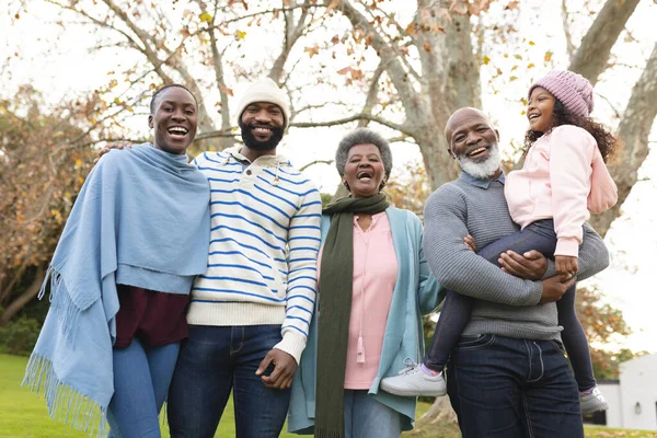 Obrázek Šťastné Vícegenerační Africké Americké Rodiny Pózující Podzim Venku Před — Stock fotografie