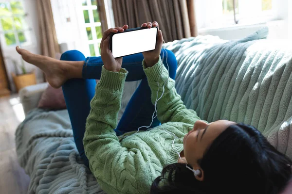 Obraz Birasowej Kobiety Korzystającej Smartfona Miejscem Ksero Ekranie Leżącym Sofie — Zdjęcie stockowe