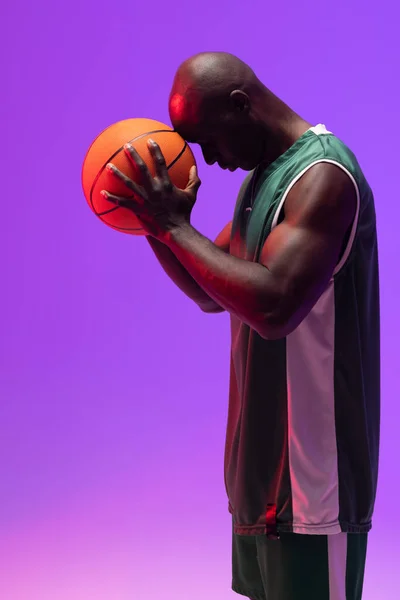 Obrázek Afrického Amerického Basketbalisty Basketbalem Neonově Fialovém Pozadí Sportovní Soutěžní — Stock fotografie