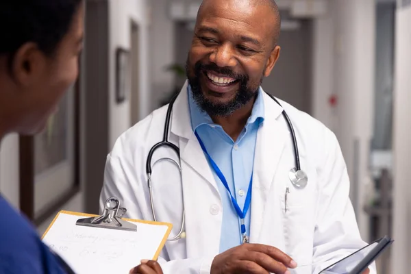 Sonriendo Afroamericano Médico Mujer Hablando Pasillo Del Hospital Servicios Hospitalarios — Foto de Stock