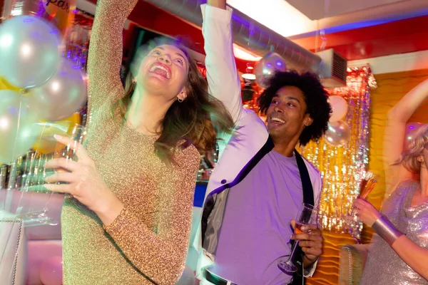 Feliz Pareja Diversa Bailando Bebiendo Champán Club Nocturno Diversión Beber —  Fotos de Stock