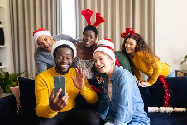 自宅でクリスマスを祝う幸せな多様な友人のイメージスマートフォンのビデオ通話を作ります クリスマス お祝い 包括性とライフスタイルの概念 — ストック写真