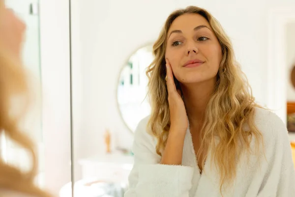 Šťastná Běloška Županu Dívá Svůj Odraz Zrcadle Usmívá Koupelně Trávit — Stock fotografie