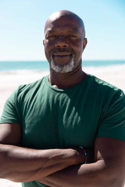 Портрет Лысого Уверенного Африканского Старшеклассника Оружием Скрещенным Пляже Ясным Небом — стоковое фото