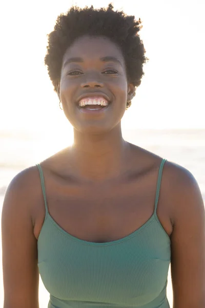 Afro Kısa Saçlı Açık Gökyüzüne Karşı Gülen Afrikalı Amerikalı Genç — Stok fotoğraf