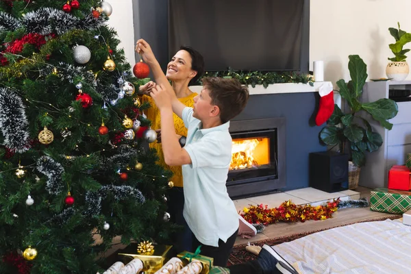 Madre Figlio Caucasici Trascorrono Del Tempo Insieme Decorando Albero Natale — Foto Stock