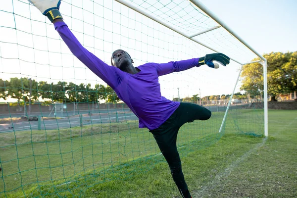 腕を持つアフリカ系アメリカ人男性のゴールキーパーは 試合中にジャンプやサッカーボールをキャッチ調達した ネット 遊び場 変更されていない サッカー 競争とスポーツの概念 — ストック写真