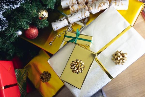 一间装饰着圣诞装饰品 圣诞树和礼物的现代客厅 圣诞节 传统和庆祝概念 — 图库照片