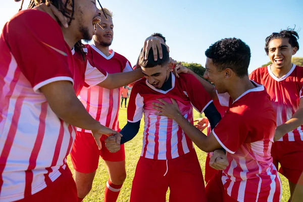 Équipe Masculine Multiraciale Football Criant Tout Célébrant Pendant Match Terrain — Photo