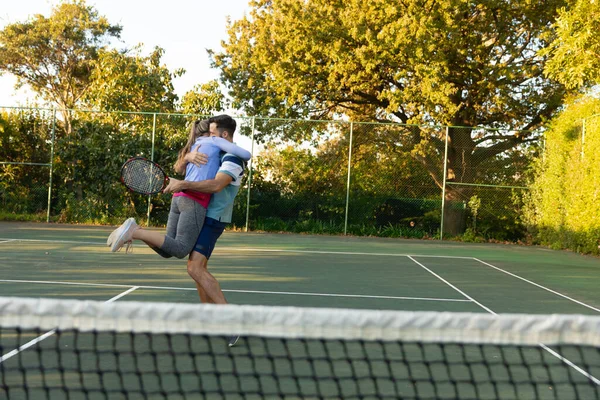 Feliz Casal Caucasiano Jogando Tênis Abraçando Campo Ténis Livre Esporte — Fotografia de Stock