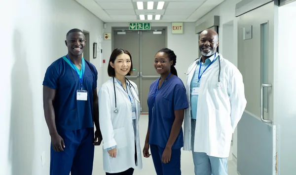 Hastane Koridorunda Gülümseyen Dört Doktor Sağlık Çalışanının Portresi Hastane Sağlık — Stok fotoğraf