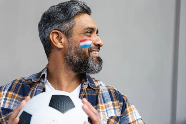 Glad Biracial Man Med Fotboll Och Flagga Nederländerna Kinden Patriotism — Stockfoto