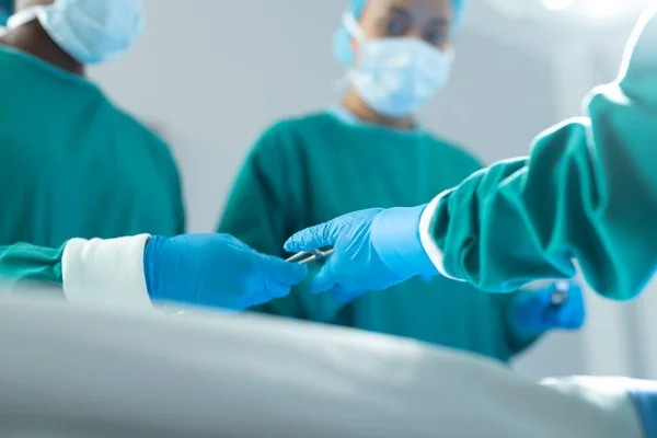 Cerrahların Ameliyat Sırasında Ameliyathanede Ameliyat Aletlerini Fotokopi Alacakları Düşük Açıyla — Stok fotoğraf