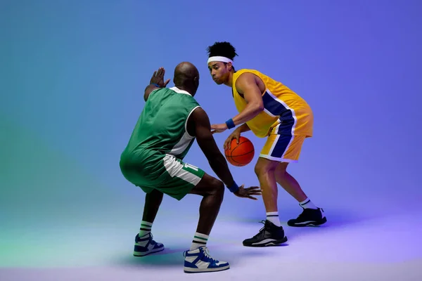 Kép Két Különböző Kosárlabda Játékos Kosárlabda Játszik Lila Zöld Háttér — Stock Fotó