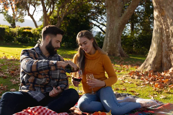 在阳光灿烂的秋天花园里 一对快乐的高加索夫妇坐在地毯上喝酒 家庭生活 闲暇时间 浪漫和团结的概念 — 图库照片