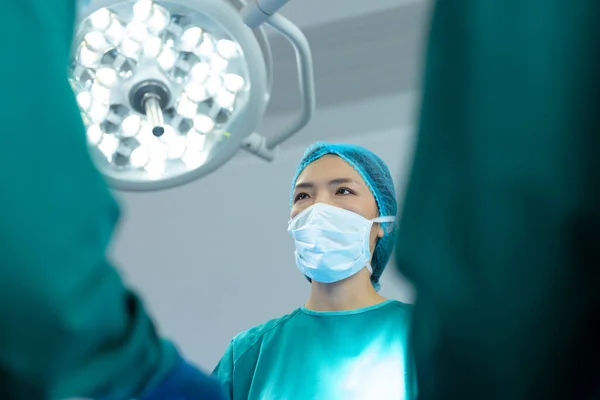 Asiatische Chirurgin Gespräch Mit Einem Kollegen Theater Während Der Operation — Stockfoto