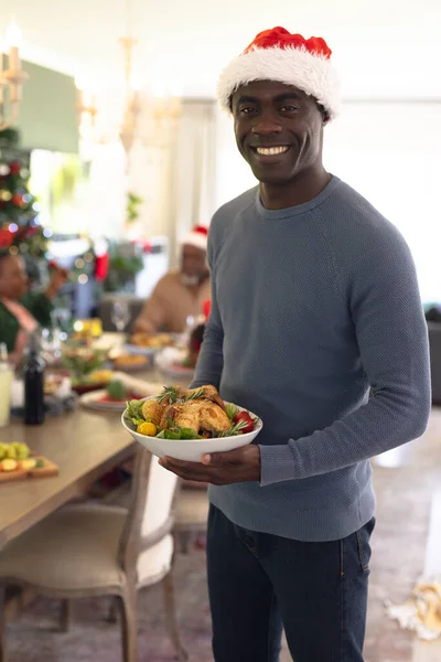 Szczęśliwi Afrykańscy Amerykanie Pieczenią Jedzącą Świąteczny Posiłek Boże Narodzenie Czas — Zdjęcie stockowe