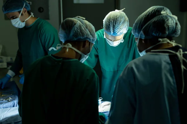 Grupo Diverso Cirurgiões Sexo Feminino Masculino Operando Paciente Sala Cirurgia — Fotografia de Stock