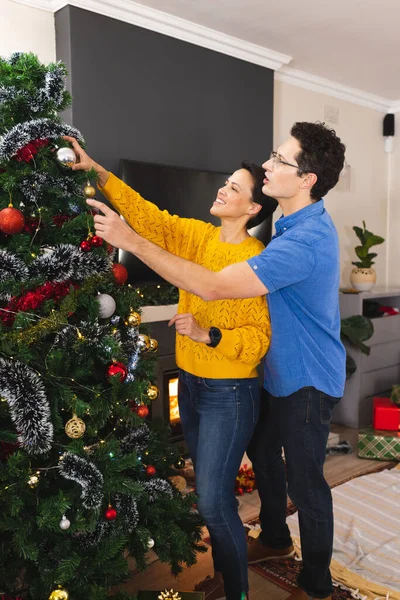这对高加索夫妇花时间在装饰圣诞树上的纵向图片 圣诞节 家庭时间和庆祝概念 — 图库照片