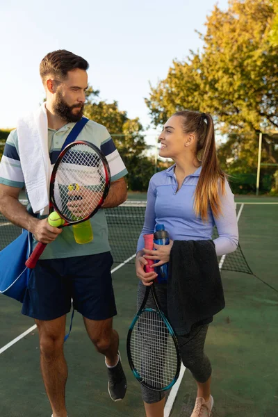 Gelukkig Kaukasisch Echtpaar Met Rackets Waterflessen Die Praten Tennisbaan Sport — Stockfoto