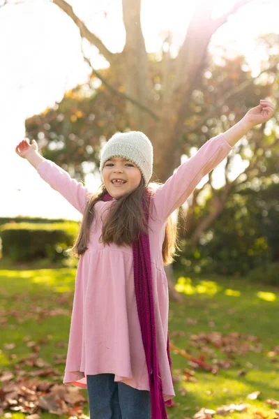 Verticaal Beeld Van Gelukkig Kaukasisch Meisje Dat Speelt Met Herfstbladeren — Stockfoto