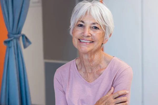 Portret Szczęśliwej Starszej Białej Pacjentki Uśmiechającej Się Pokoju Szpitalnym Przestrzeń — Zdjęcie stockowe