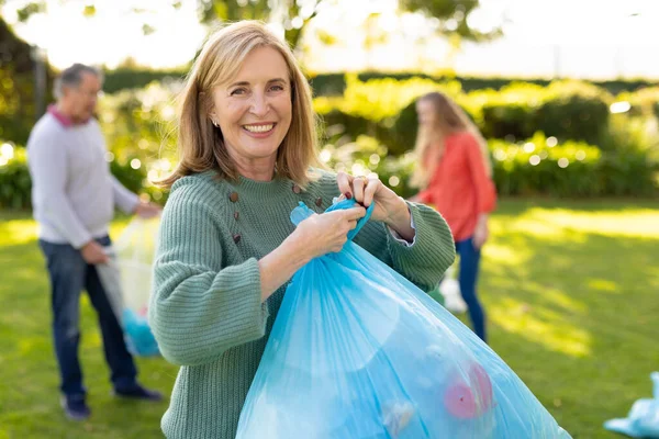 Obraz Szczęśliwej Białej Kobiety Workami Śmieci Ogrodzie Koncepcja Rodziny Recyklingu — Zdjęcie stockowe