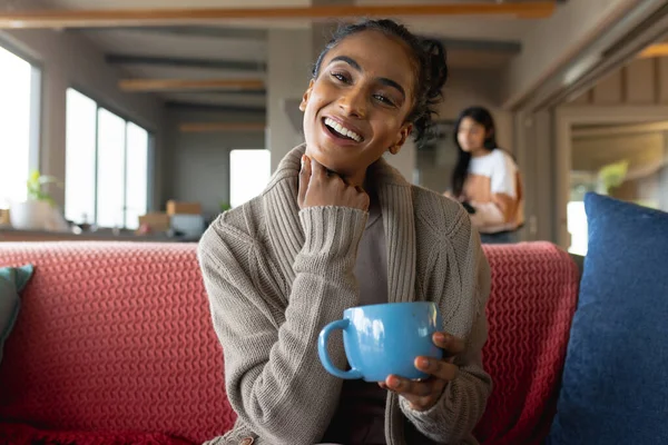 面带微笑的中年妇女的画像 手托着下巴 把咖啡杯放在沙发上 复制空间 生活方式和家庭观念 — 图库照片