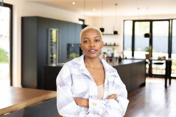 Portret Van Een Gelukkige Afro Amerikaanse Vrouw Die Naar Camera — Stockfoto