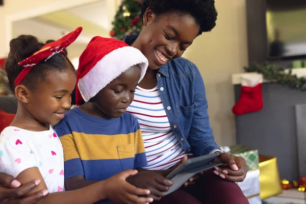 Afrykańska Matka Córka Siedzą Kanapie Używają Laptopa Święta Bożego Narodzenia — Zdjęcie stockowe