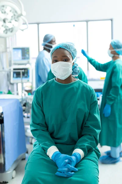 Pionowy Portret Afrykańskiej Amerykańskiej Chirurżki Sali Operacyjnej Kolegami Plecami Usługi — Zdjęcie stockowe
