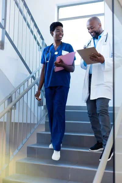 Vertical Feliz Afro Americano Feminino Masculino Médico Falando Escada Hospital — Fotografia de Stock