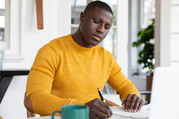 Afrikanischer Mann Konzentriert Sich Und Schreibt Notizen Während Hause Mit — Stockfoto