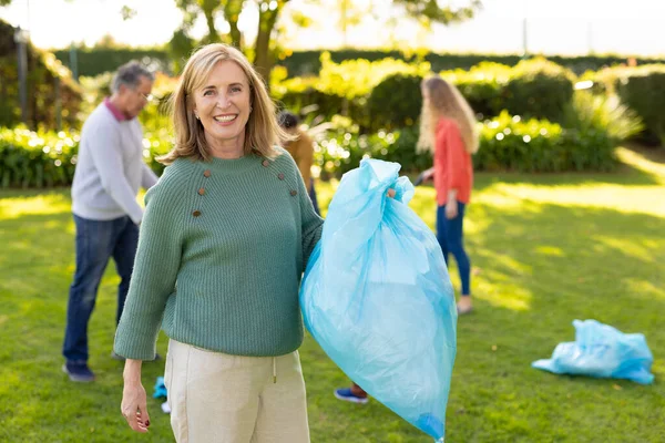 Afbeelding Van Vrolijke Blanke Vrouw Met Vuilniszakken Tuin Gezins Recycling — Stockfoto