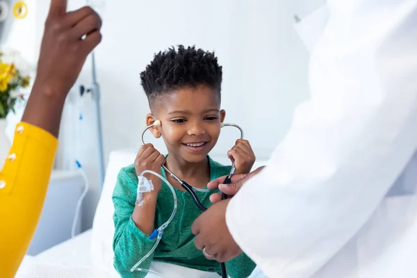 Uśmiechnięty Afrykański Pacjent Próbujący Stetoskopu Szpitalu Usługi Szpitalne Medyczne Zdrowotne — Zdjęcie stockowe