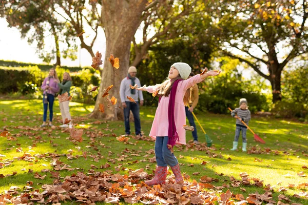 세대의 코카서스 정원에서 나뭇잎 재미있게 질높은 시간을 보내는 — 스톡 사진