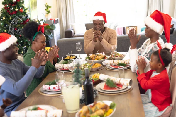 Familia Afroamericana Pasando Tiempo Juntos Rezando Antes Comer Navidad Navidad — Foto de Stock